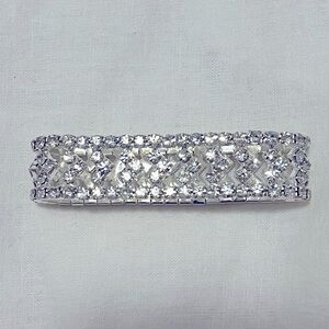 NWT 
Stretch rhinestone bracelet V design in center